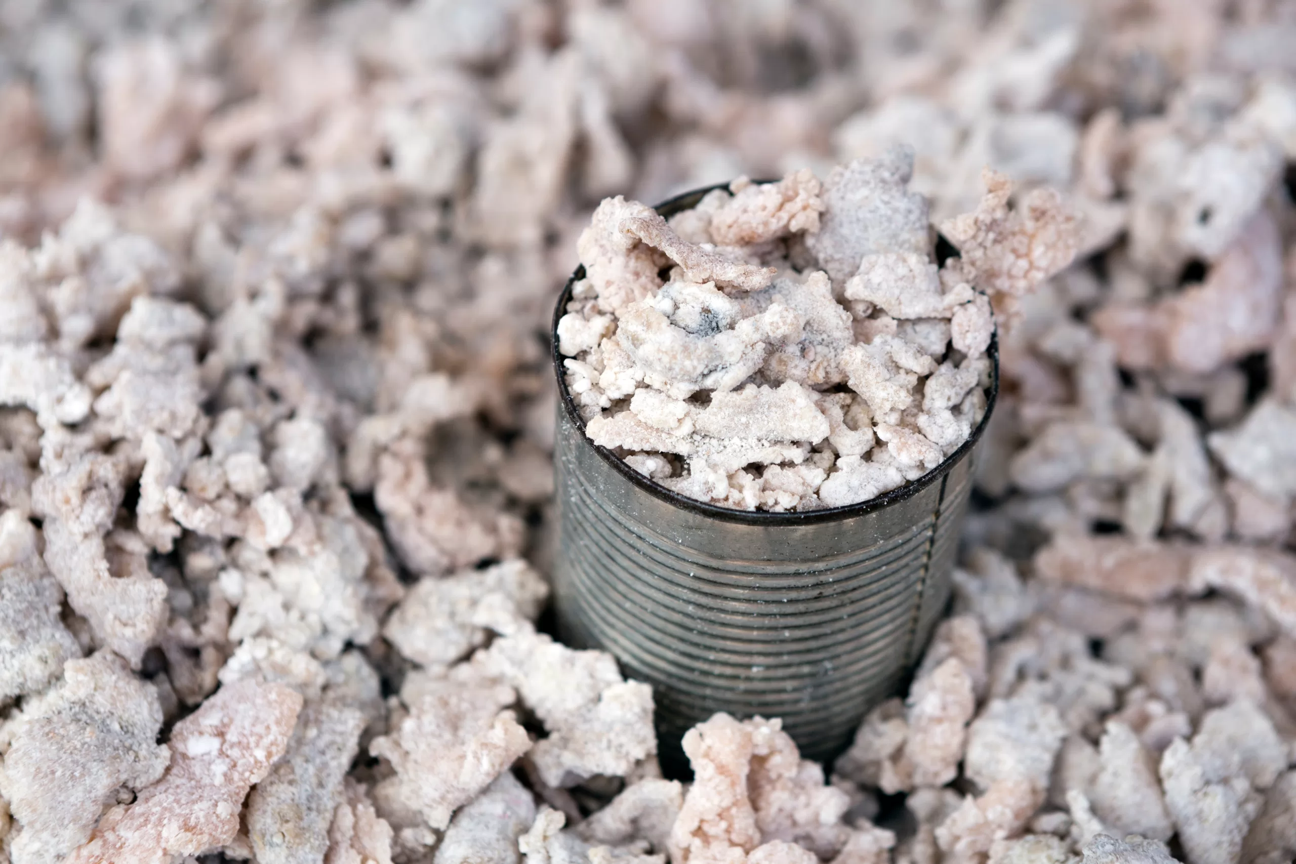 A can full of landang tucked into a bed of the same starch.
