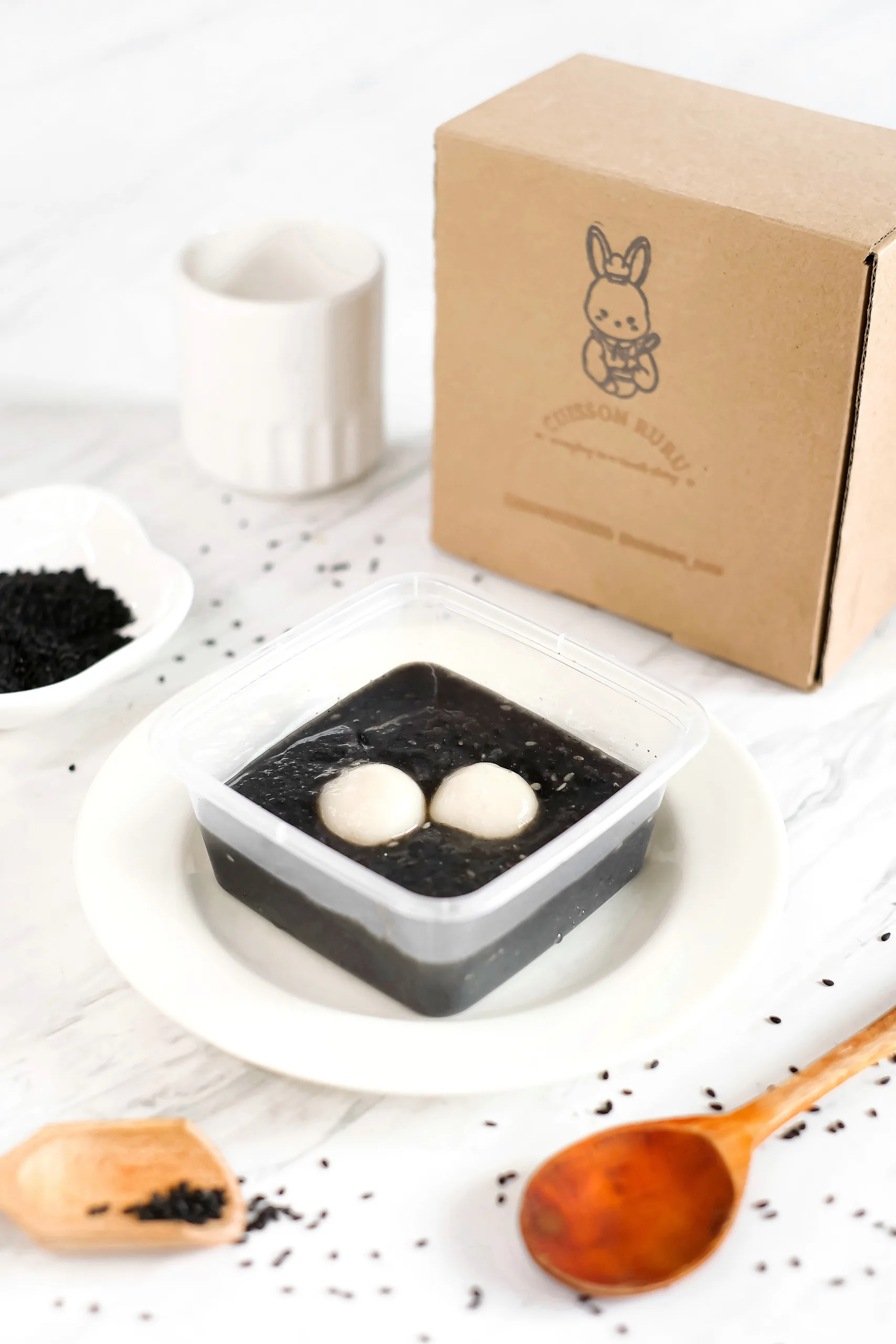 Zhi Ma Hu served hot or cold with glutinous rice balls.