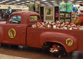 buc-ee's truck filled with plushies