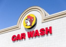 Buc-ee's car wash sign
