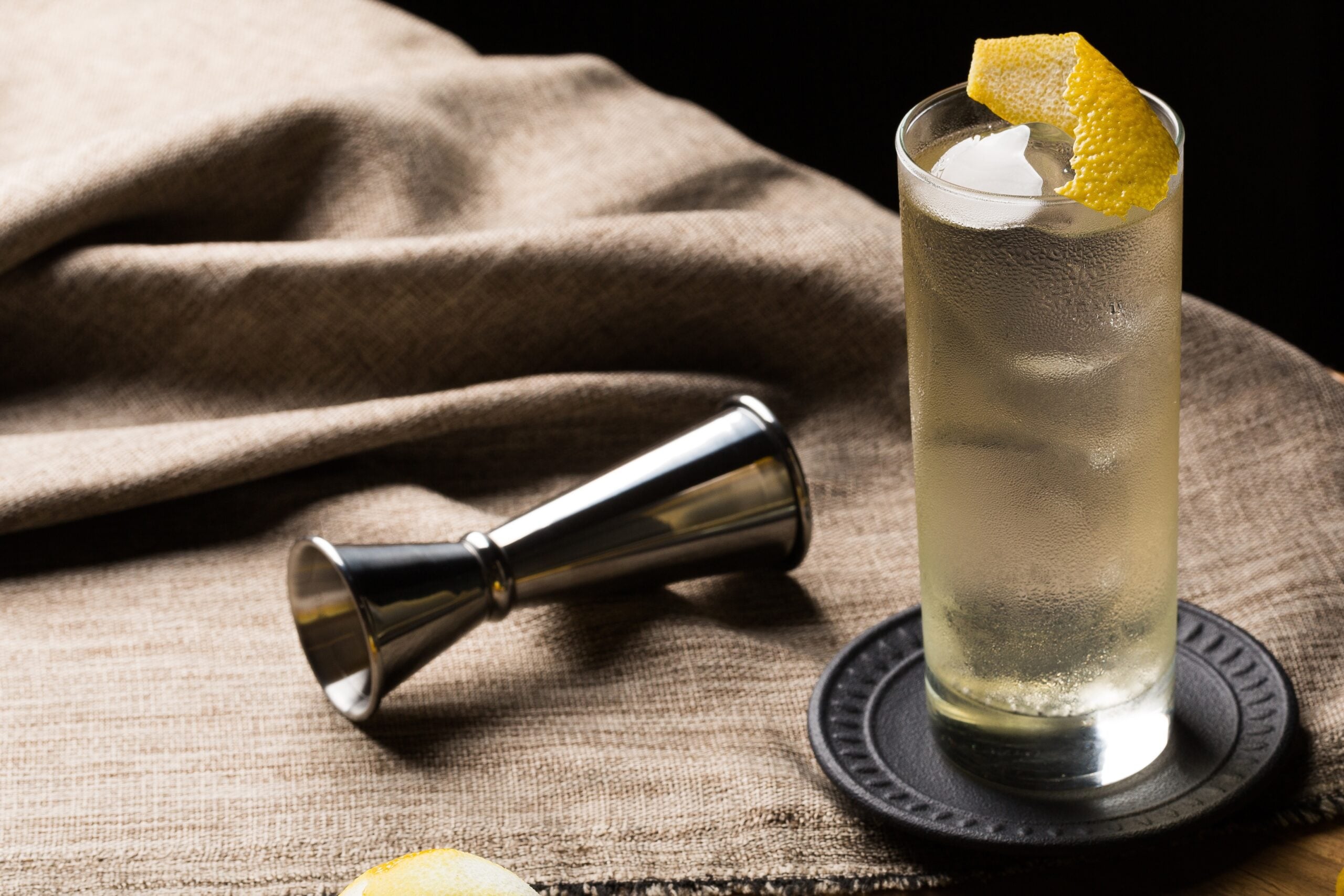 Refreshing Highball cocktail of whiskey and tonic soda.